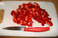 /album/fotogaleria%3a-tiramisu-de-morango-para-as-mam%c3%a3es/picar-fresas-jpg/